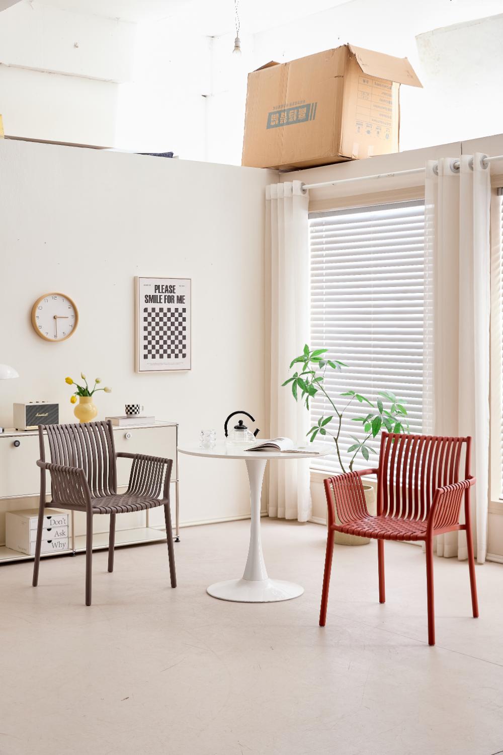 Silla Madrid con Brazos, Color Rojo, Con espaldar y diseño Moderno X4