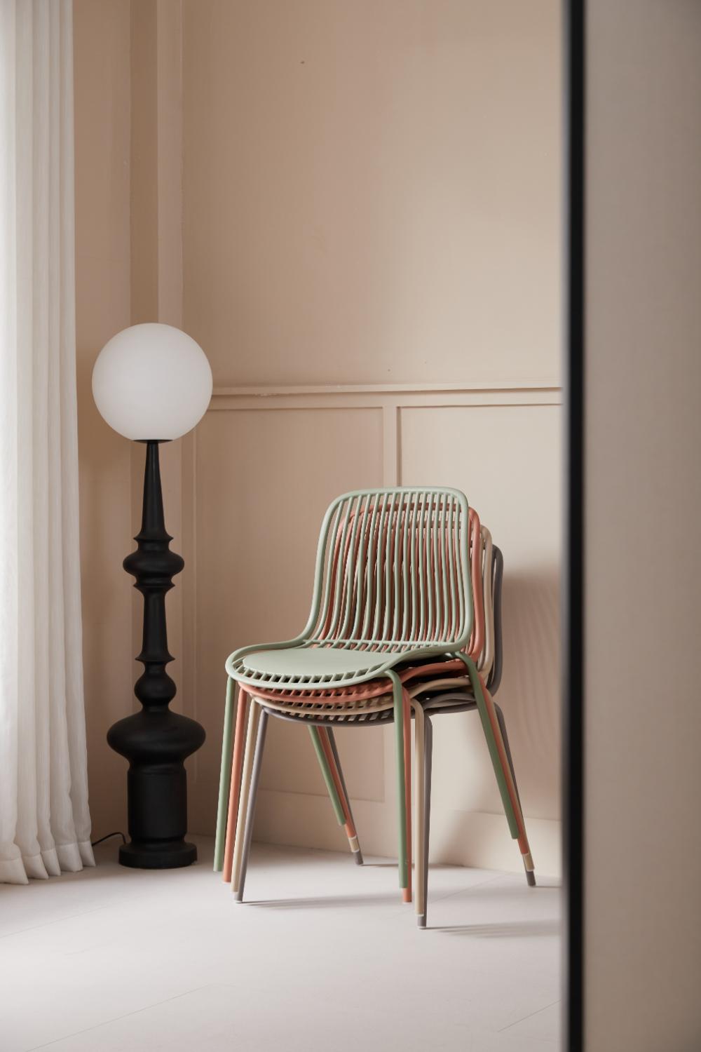 Silla Barcelona, Color Beige, Con espaldar en lineas diseño moderno