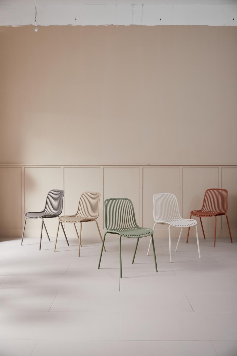 Silla Barcelona, Color Beige, Con espaldar en lineas diseño moderno