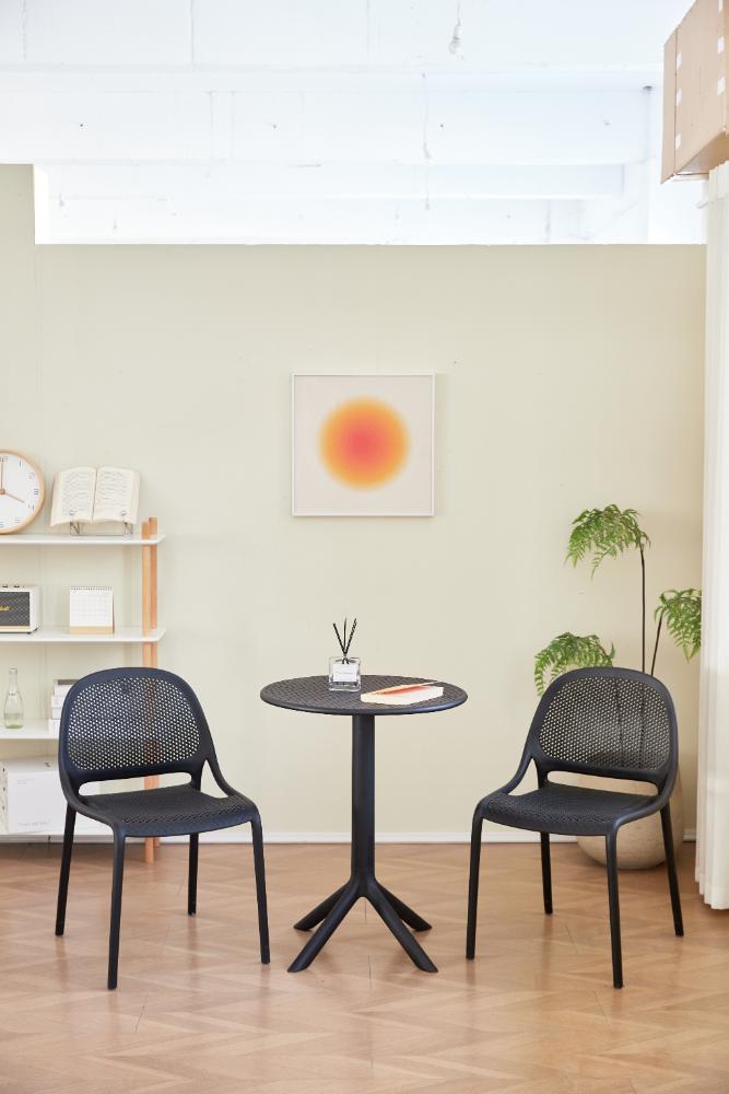 Silla Tolondo, Color Negro, Con espaldar redondo transpirable y diseño minimalista