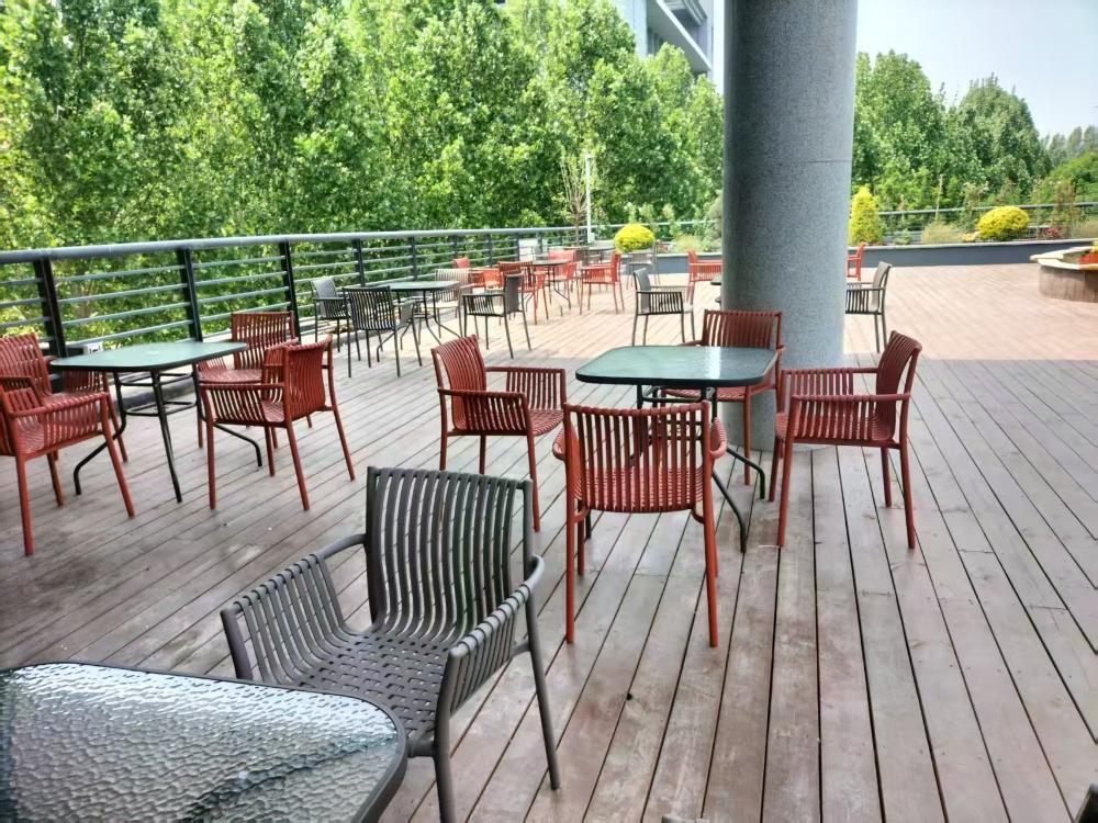 Silla Madrid con Brazos, Color Rojo, Con espaldar y diseño Moderno X2