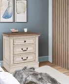 Signature Design by Ashley Realyn French Country - Mesita de noche de 3 cajones...