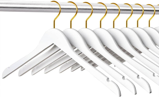 Paquete de 24 perchas de madera maciza con acabado blanco liso y gancho dorado,