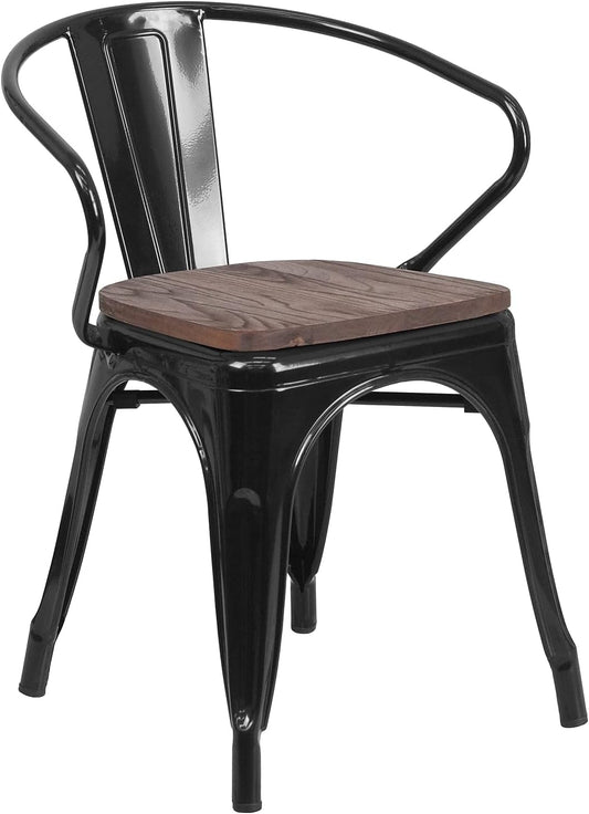 Silla de metal negro con asiento y brazos de madera