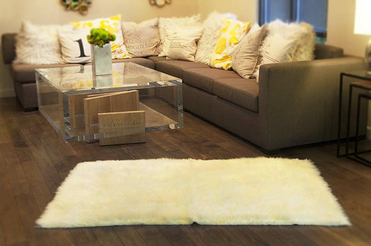 Alfombra de piel sintética de color marfil lanudo con forma rectangular, suave