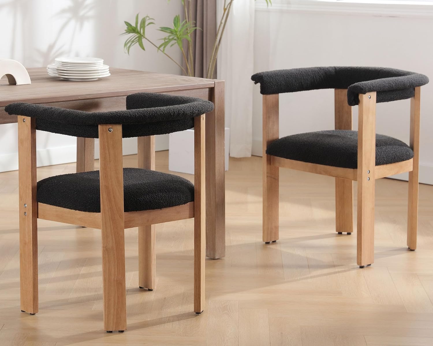 Sillas de comedor tapizadas con patas rectangulares de madera marrón claro,