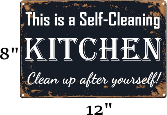 Letrero de metal vintage con texto en inglés "This is a Self-Cleaning Kitchen...