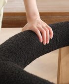 Sillas de comedor tapizadas con patas rectangulares de madera marrón claro,