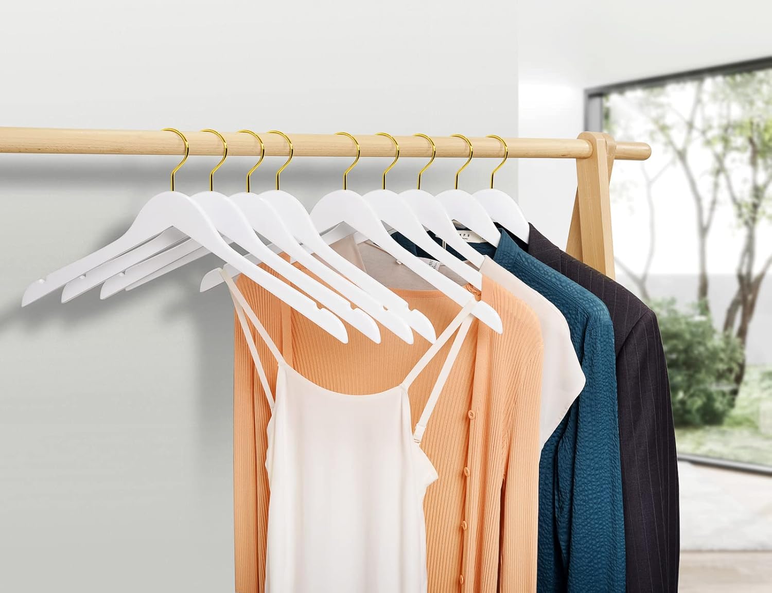 Paquete de 24 perchas de madera maciza con acabado blanco liso y gancho dorado,