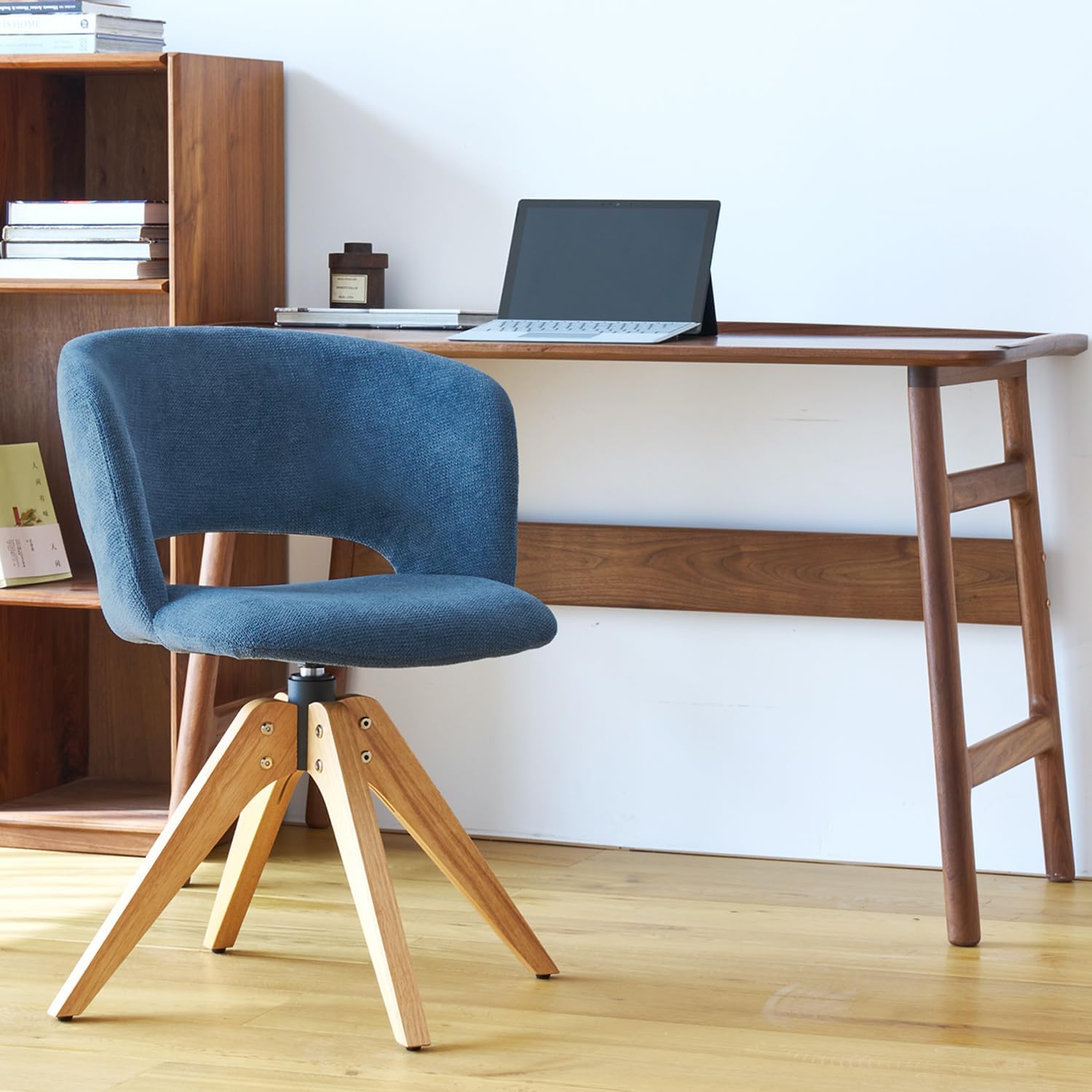 Silla giratoria moderna de mediados de siglo con patas de madera maciza, silla...