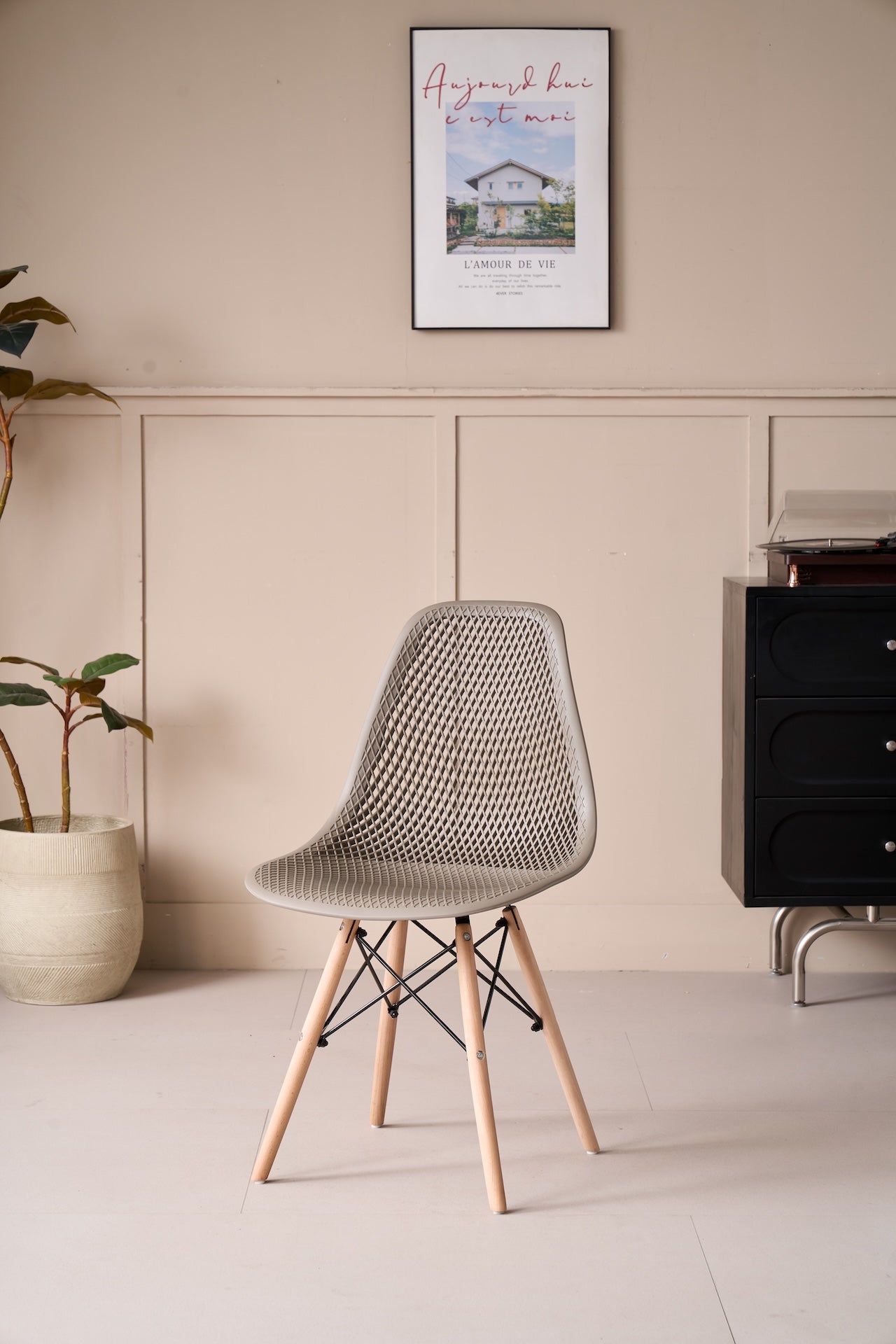 Silla Aira, Color Taupe, con Espaldar y Patas en Madera