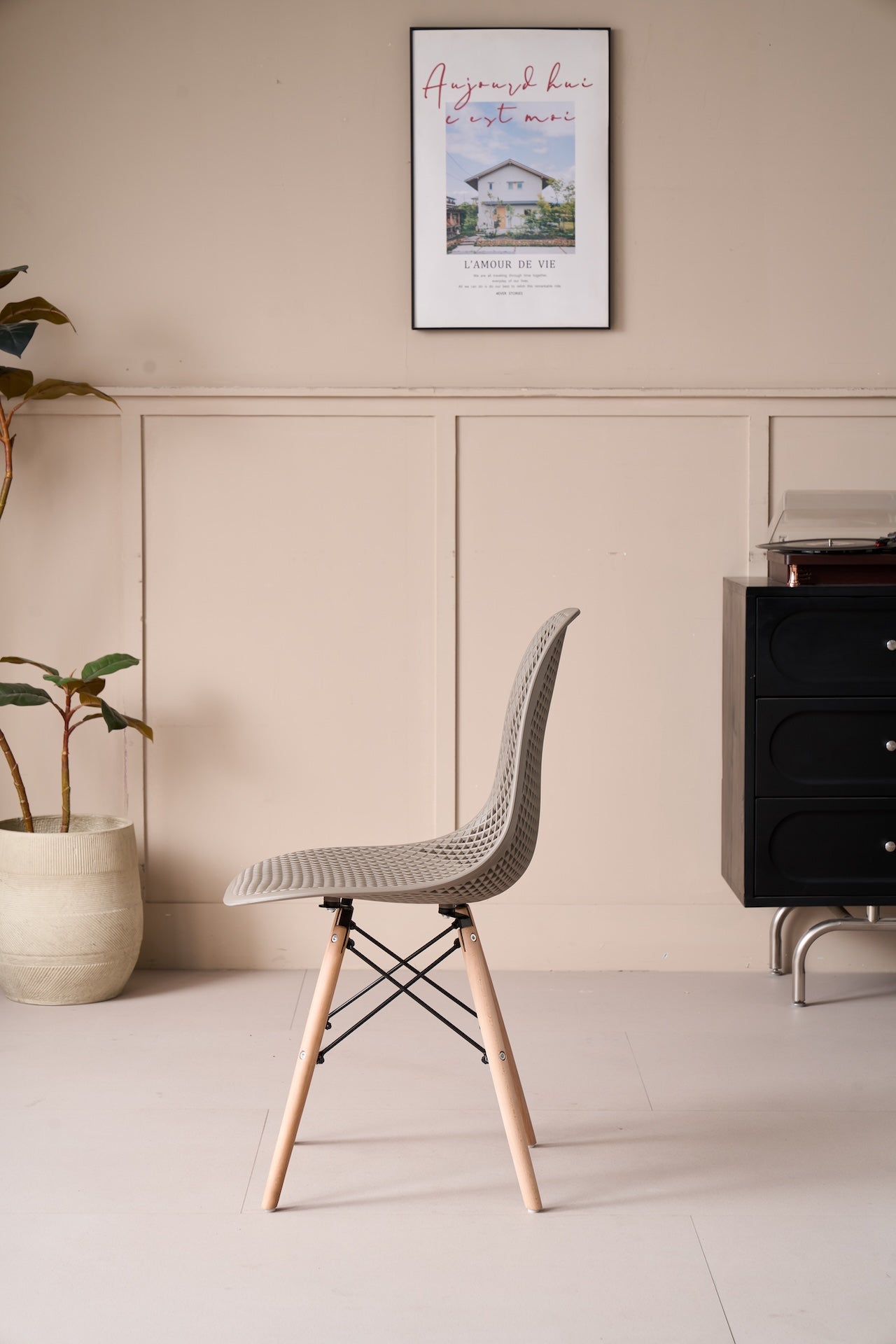 Silla Aira, Color Taupe, con Espaldar y Patas en Madera