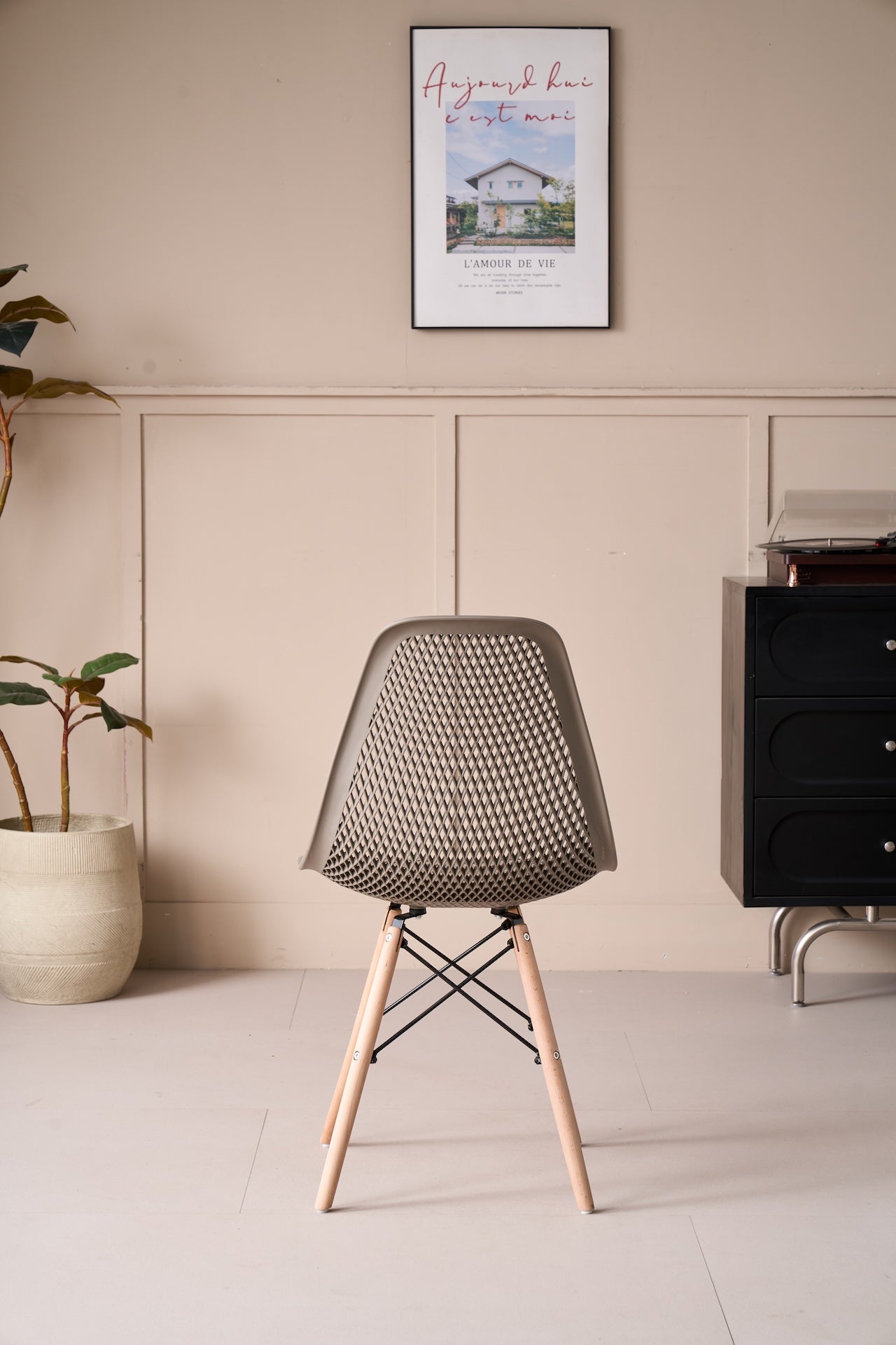 Silla Aira, Color Taupe, con Espaldar y Patas en Madera