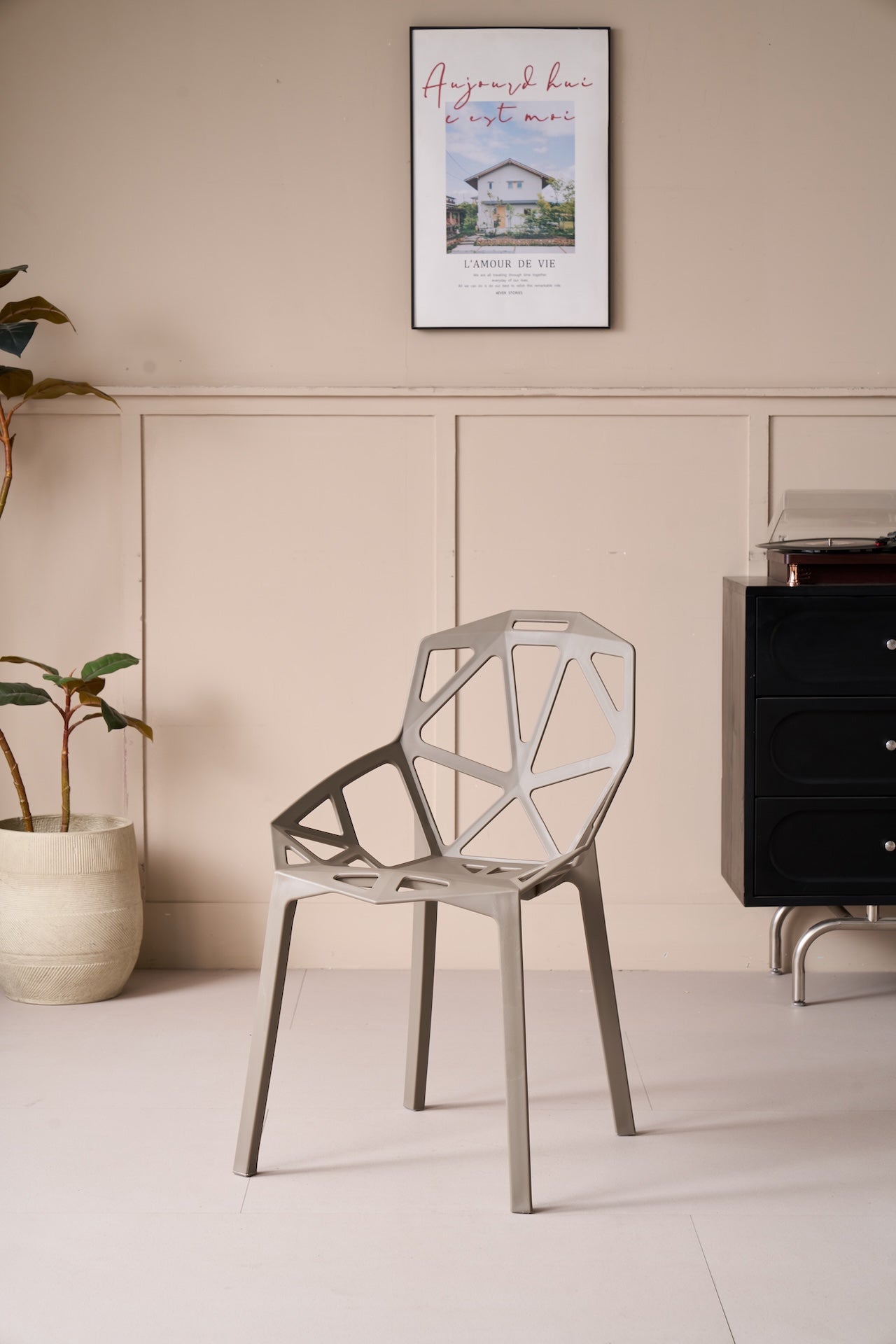 Silla Roxy, Color Taupe, Con espaldar y diseño Moderno
