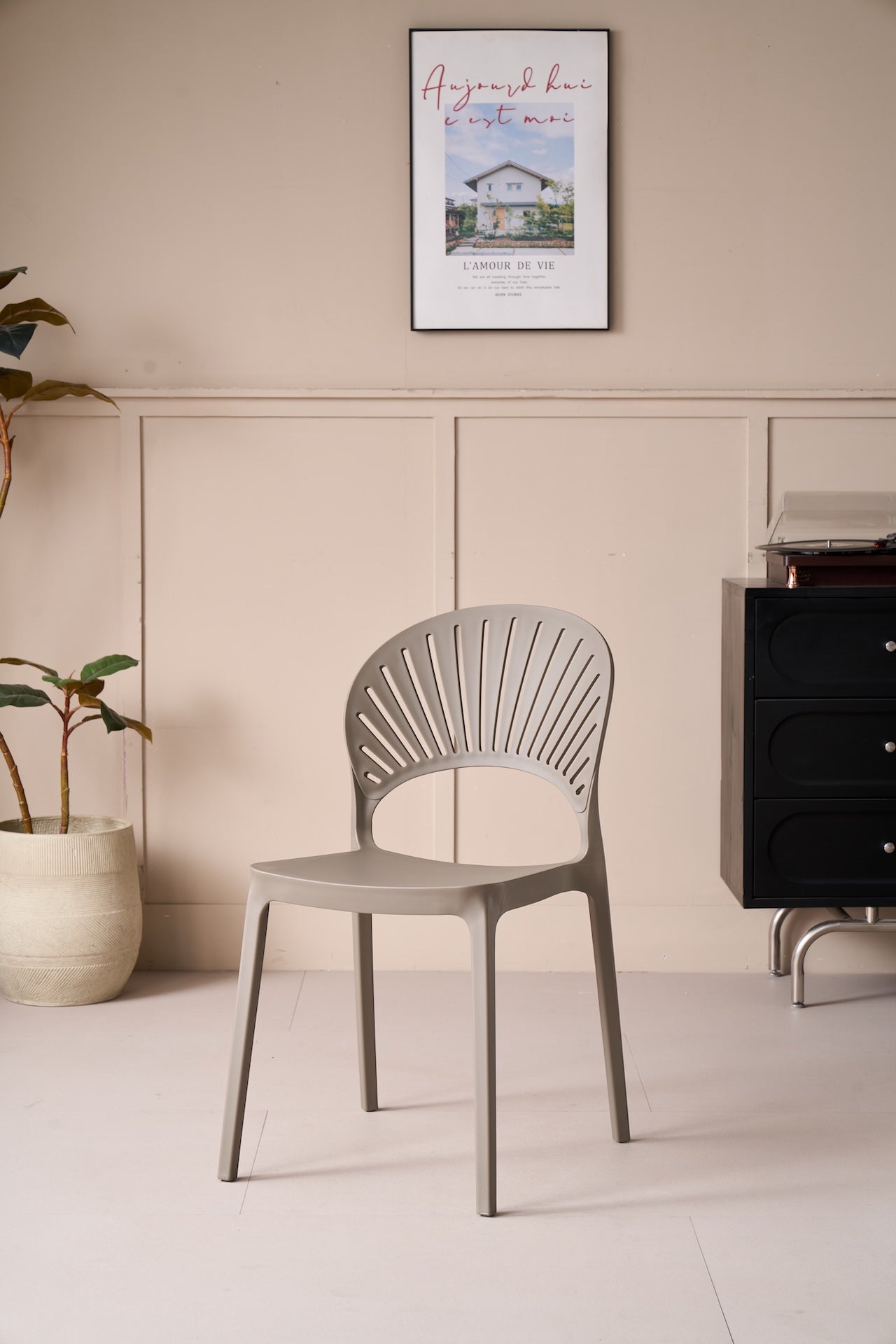 Silla Paraíso, Color Taupe, con Espaldar y Diseño Moderno