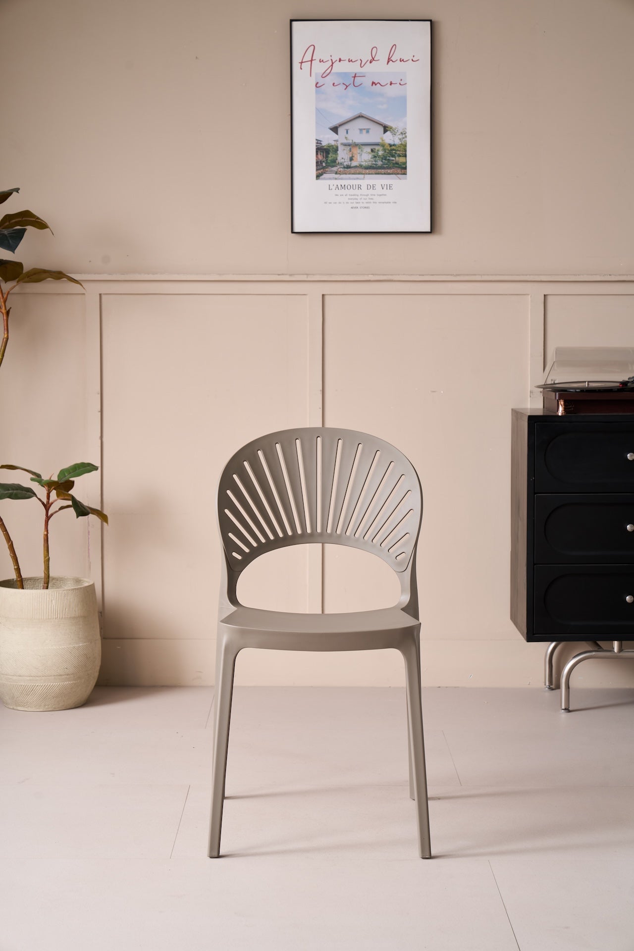 Silla Paraíso, Color Taupe, con Espaldar y Diseño Moderno