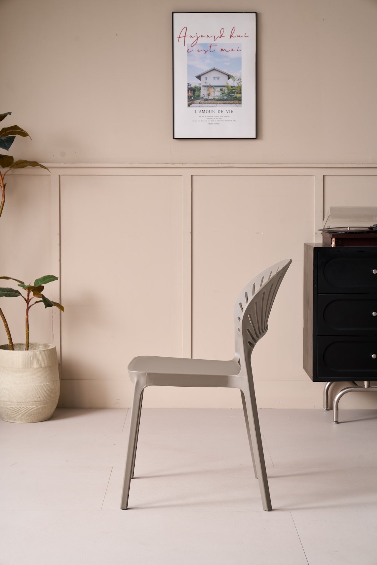 Silla Paraíso, Color Taupe, con Espaldar y Diseño Moderno