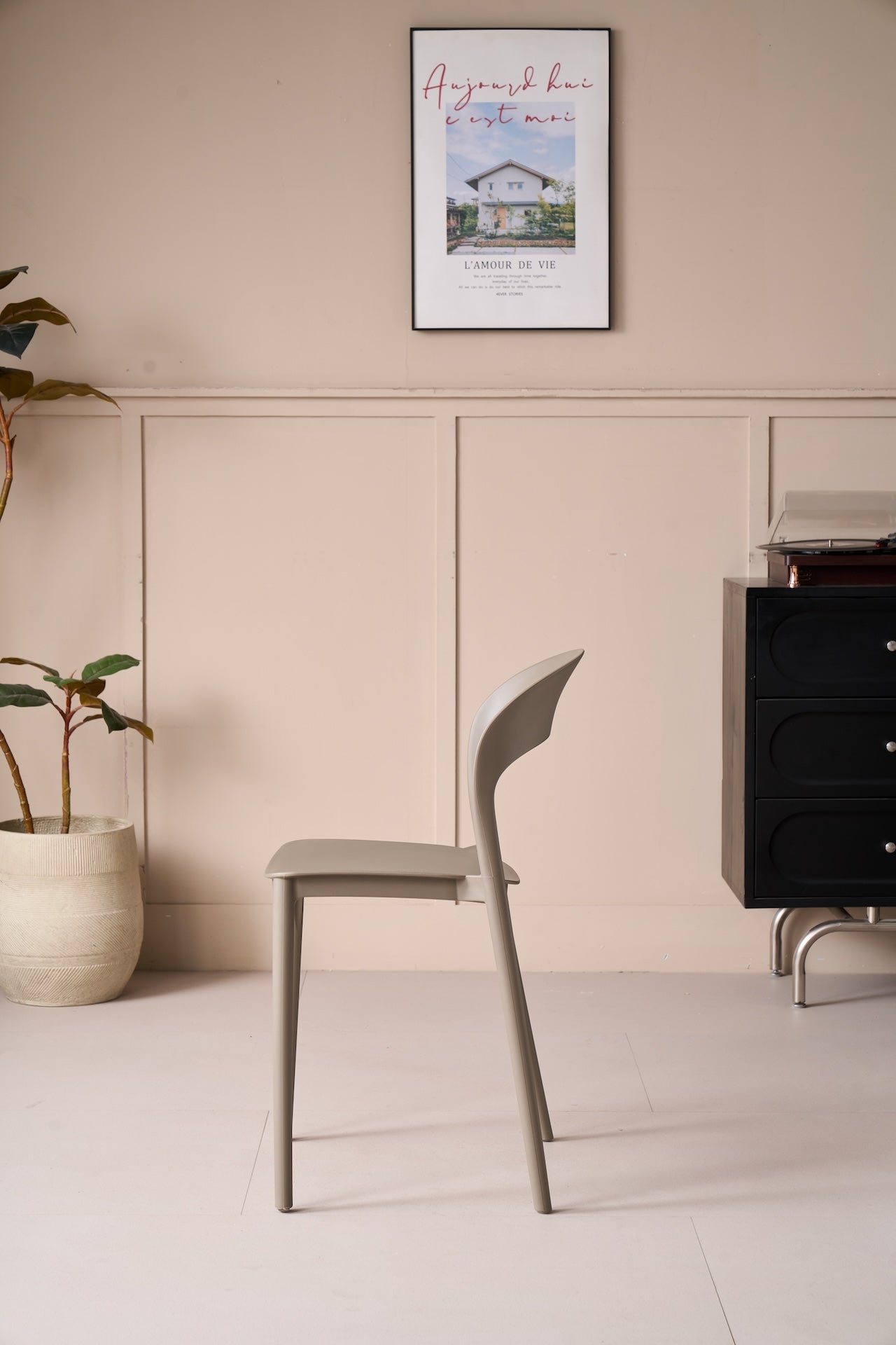 Silla Patrick, Color Taupe, con Espaldar y Diseño Moderno