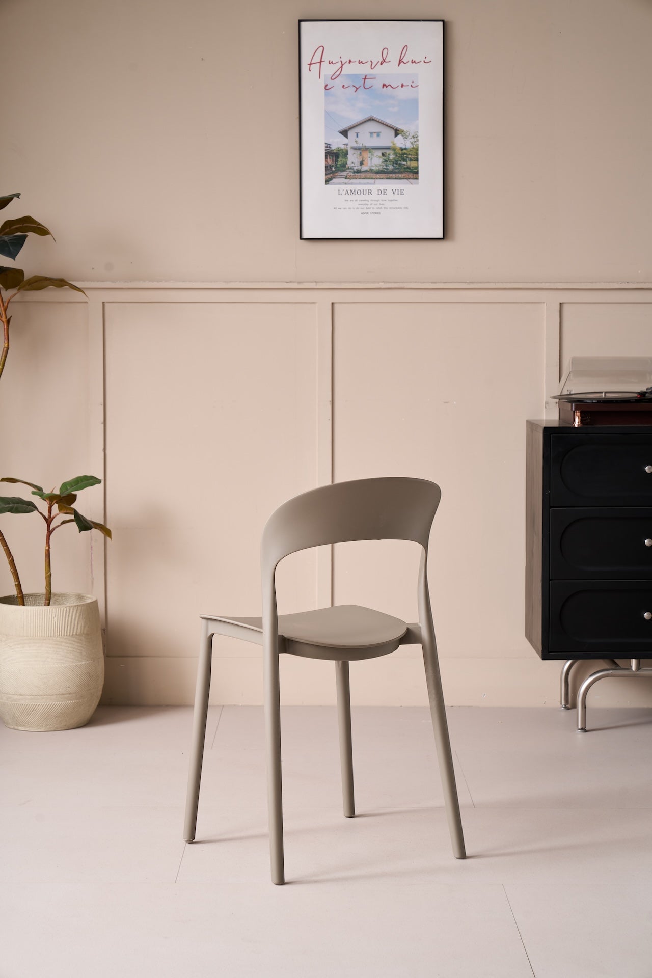 Silla Patrick, Color Taupe, con Espaldar y Diseño Moderno