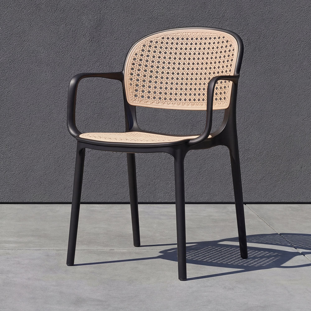 Silla con Brazos Nest, Color Negro y Beige, con Espaldar y Asiento en Rejilla