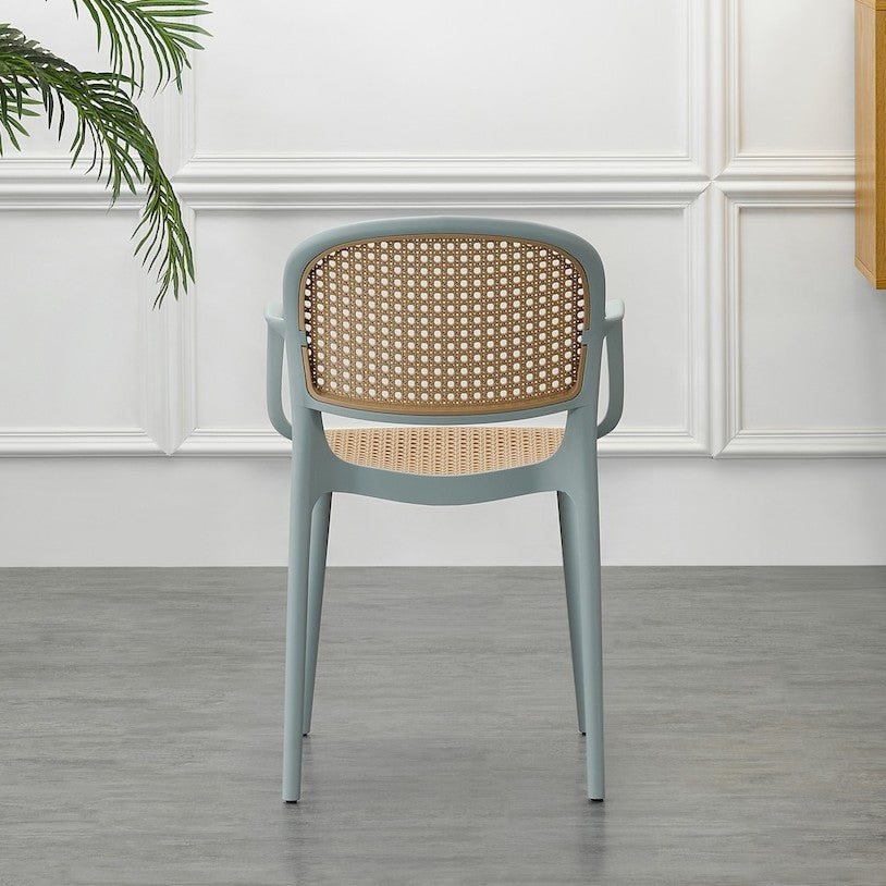 Silla con Brazos Nest, Color Azul Claro y Beige, con Espaldar y Asiento en Rejilla