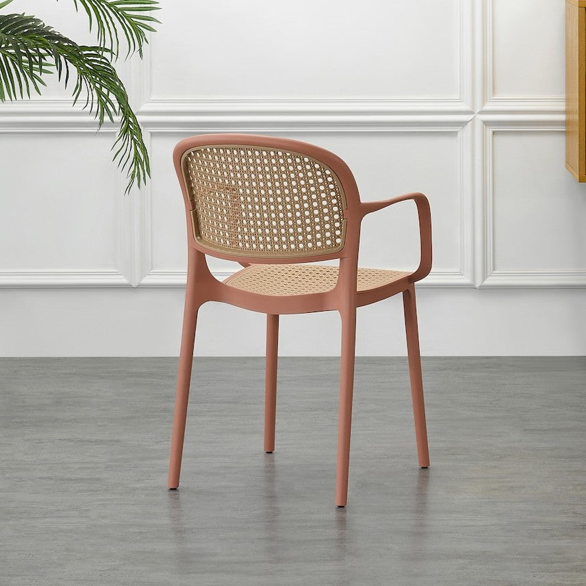 Silla con Brazos Nest, Color Salmón y Beige, con Espaldar y Asiento en Rejilla