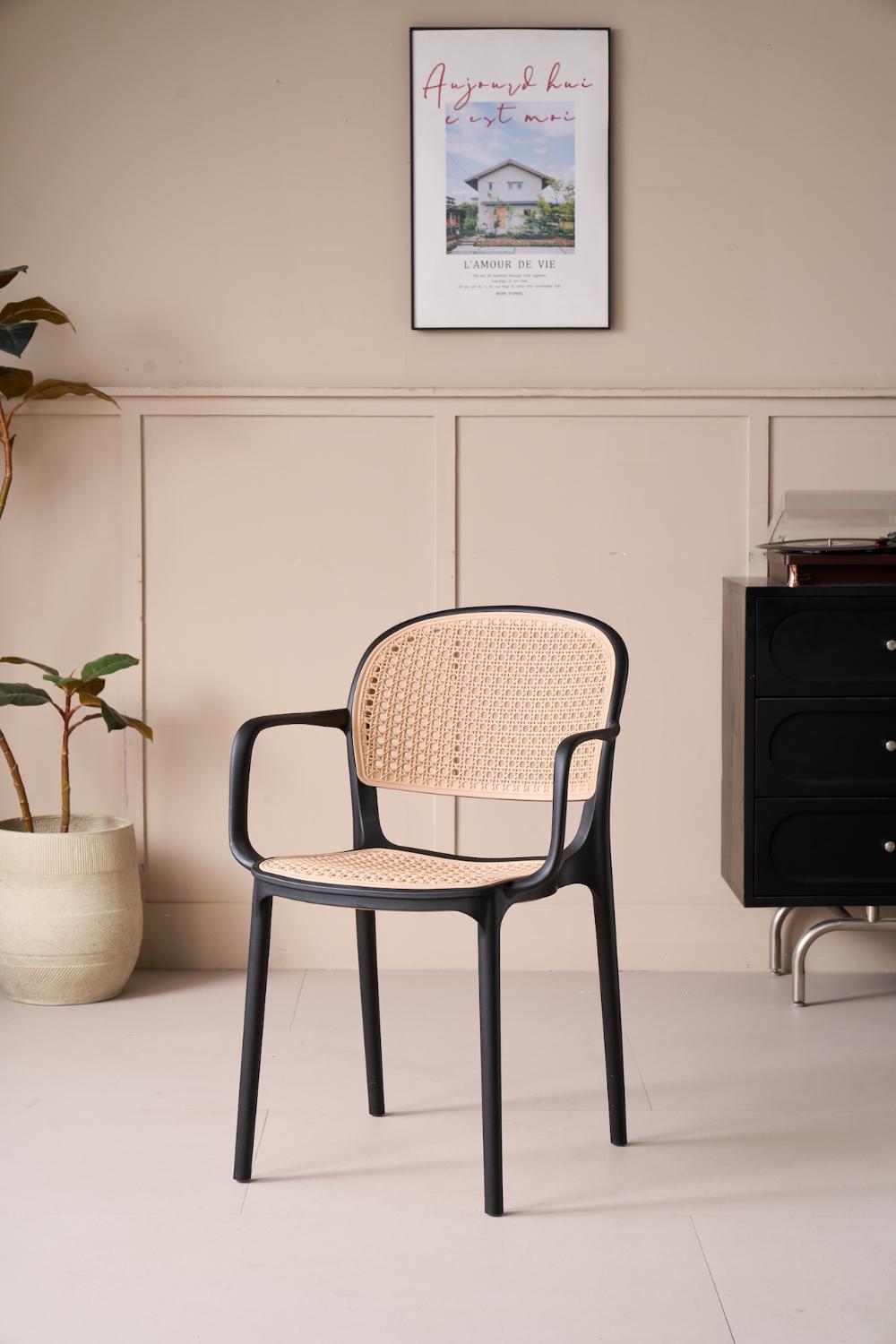 Silla con Brazos Nest, Color Negro y Taupe, Con espaldar y asiento en rejilla