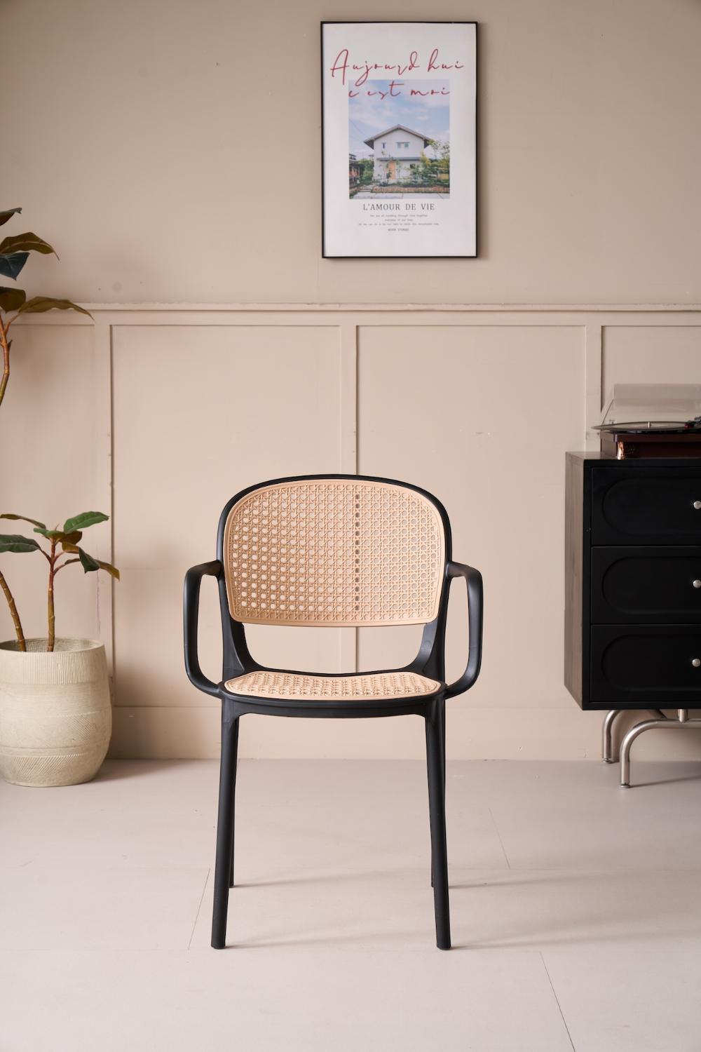 Silla con Brazos Nest, Color Negro y Taupe, Con espaldar y asiento en rejilla