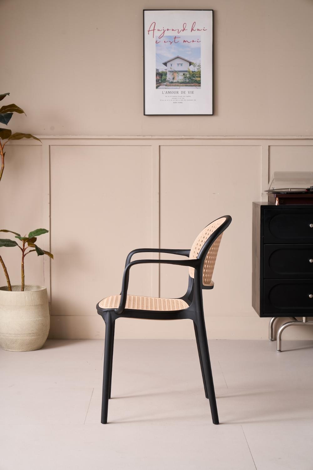 Silla con Brazos Nest, Color Negro y Taupe, Con espaldar y asiento en rejilla