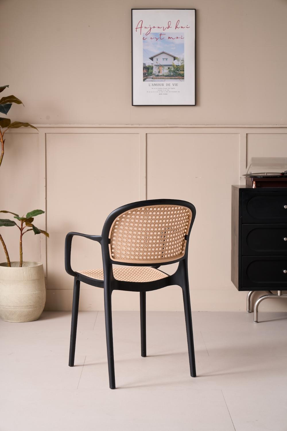 Silla con Brazos Nest, Color Negro y Taupe, Con espaldar y asiento en rejilla