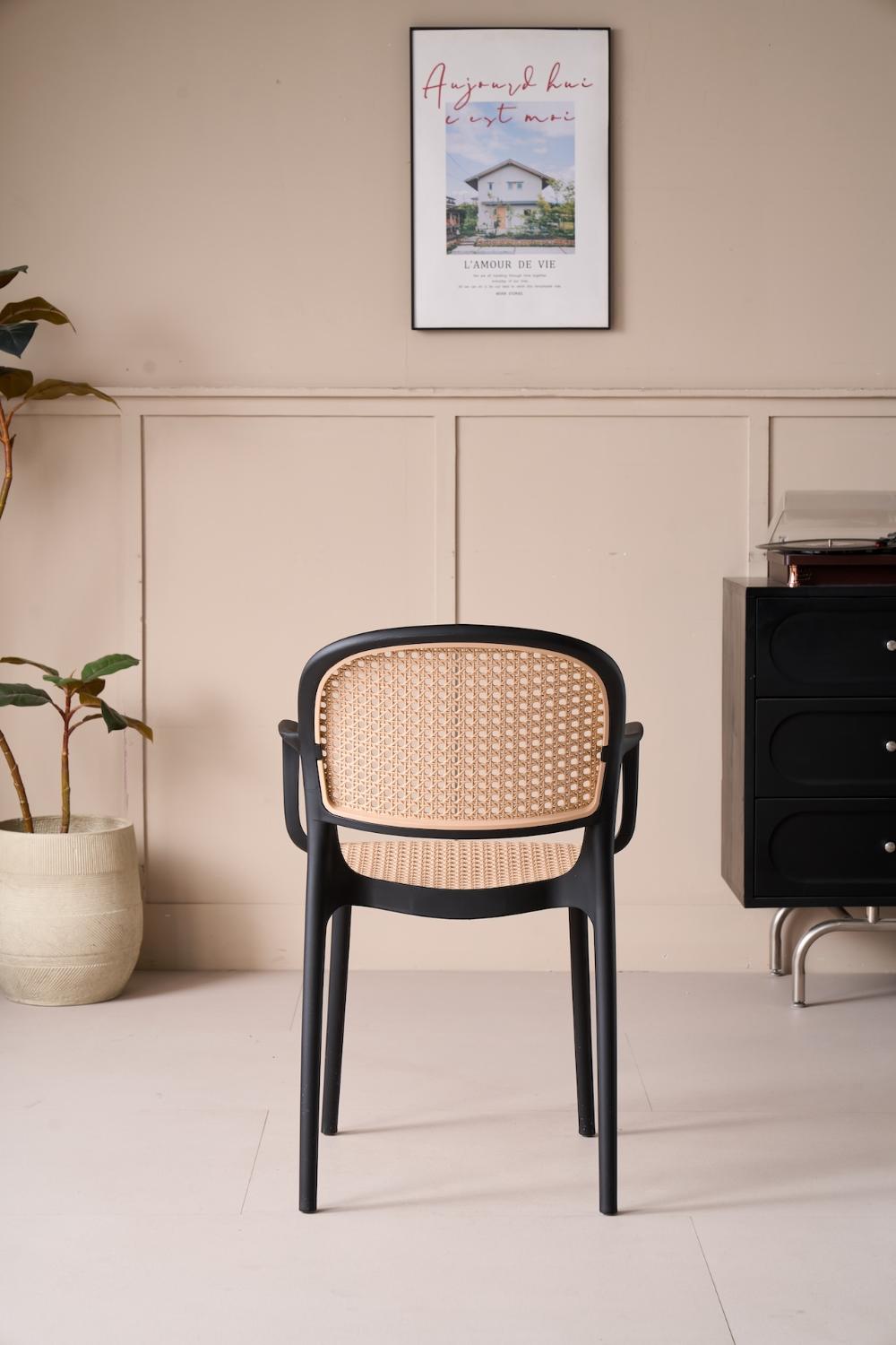 Silla con Brazos Nest, Color Negro y Taupe, Con espaldar y asiento en rejilla