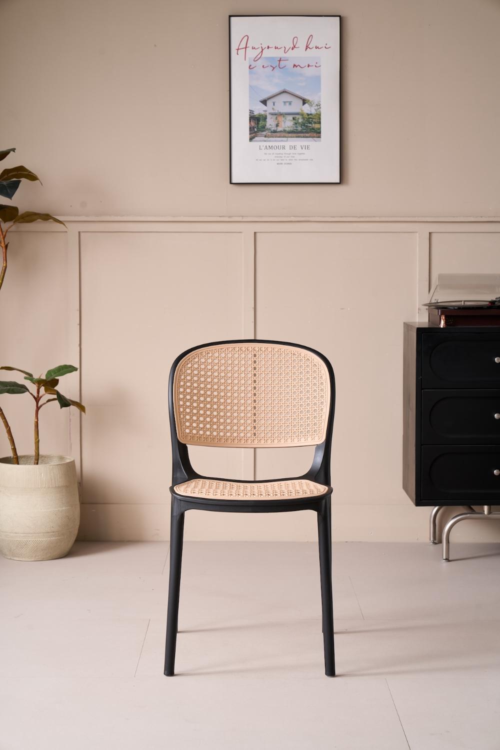 Silla Nest, Color Negro y Taupe, Con espaldar y asiento en rejilla