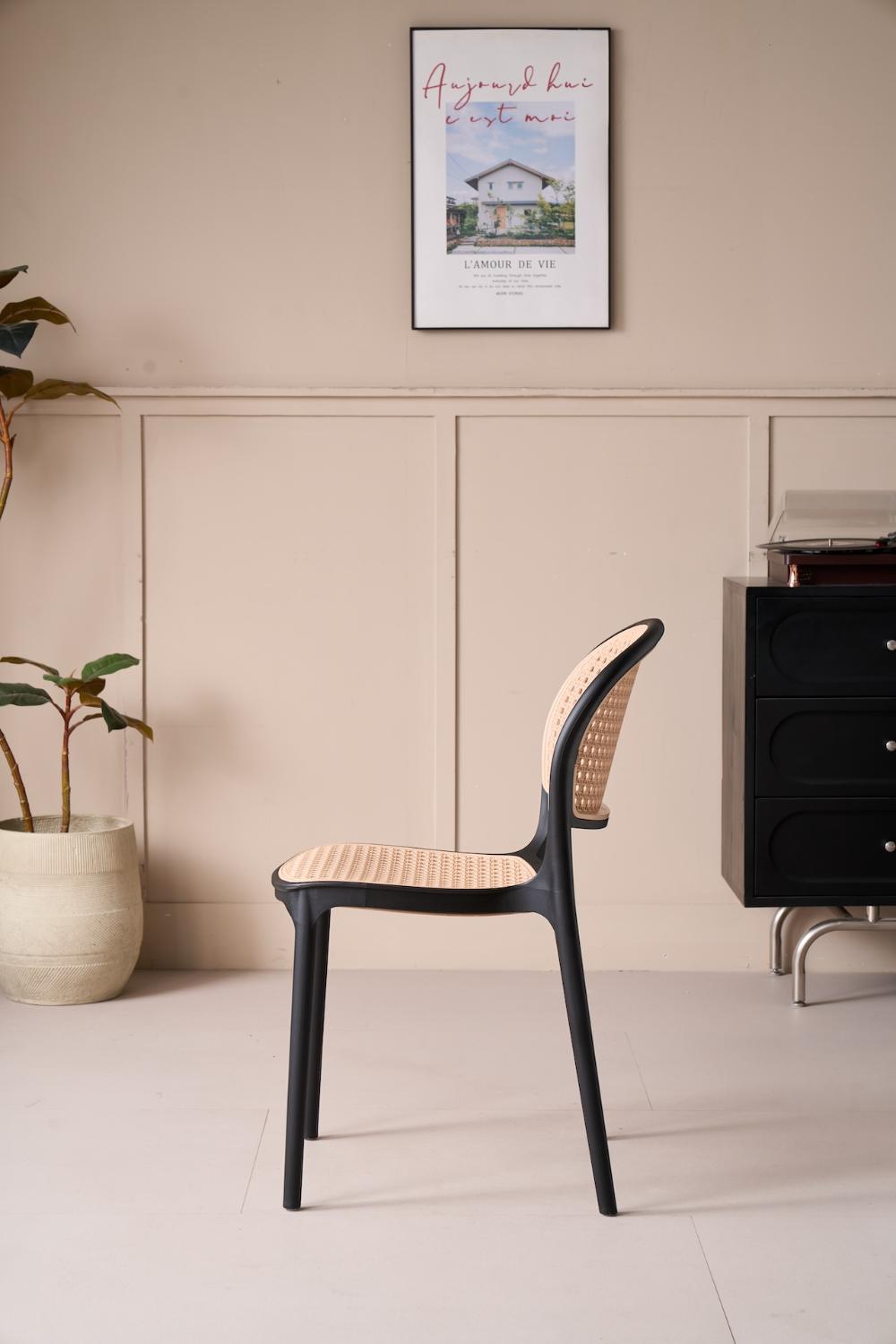 Silla Nest, Color Negro y Taupe, Con espaldar y asiento en rejilla