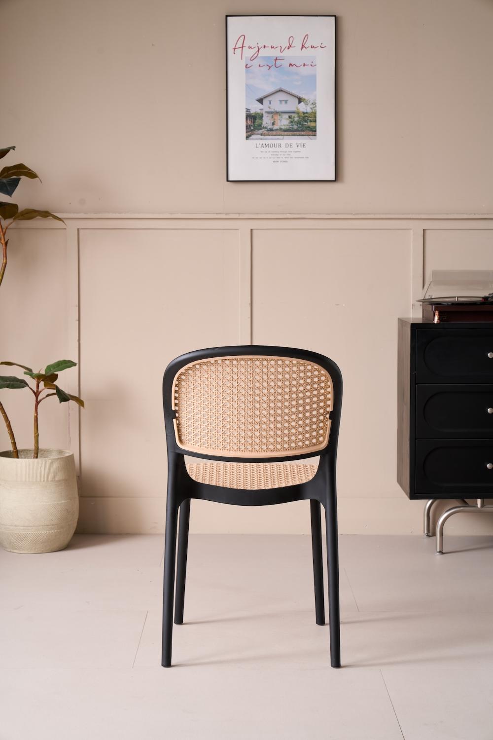 Silla Nest, Color Negro y Taupe, Con espaldar y asiento en rejilla