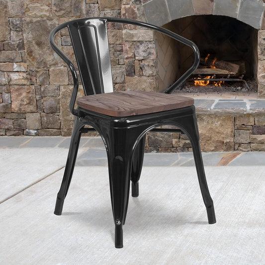 Silla de metal negro con asiento y brazos de madera