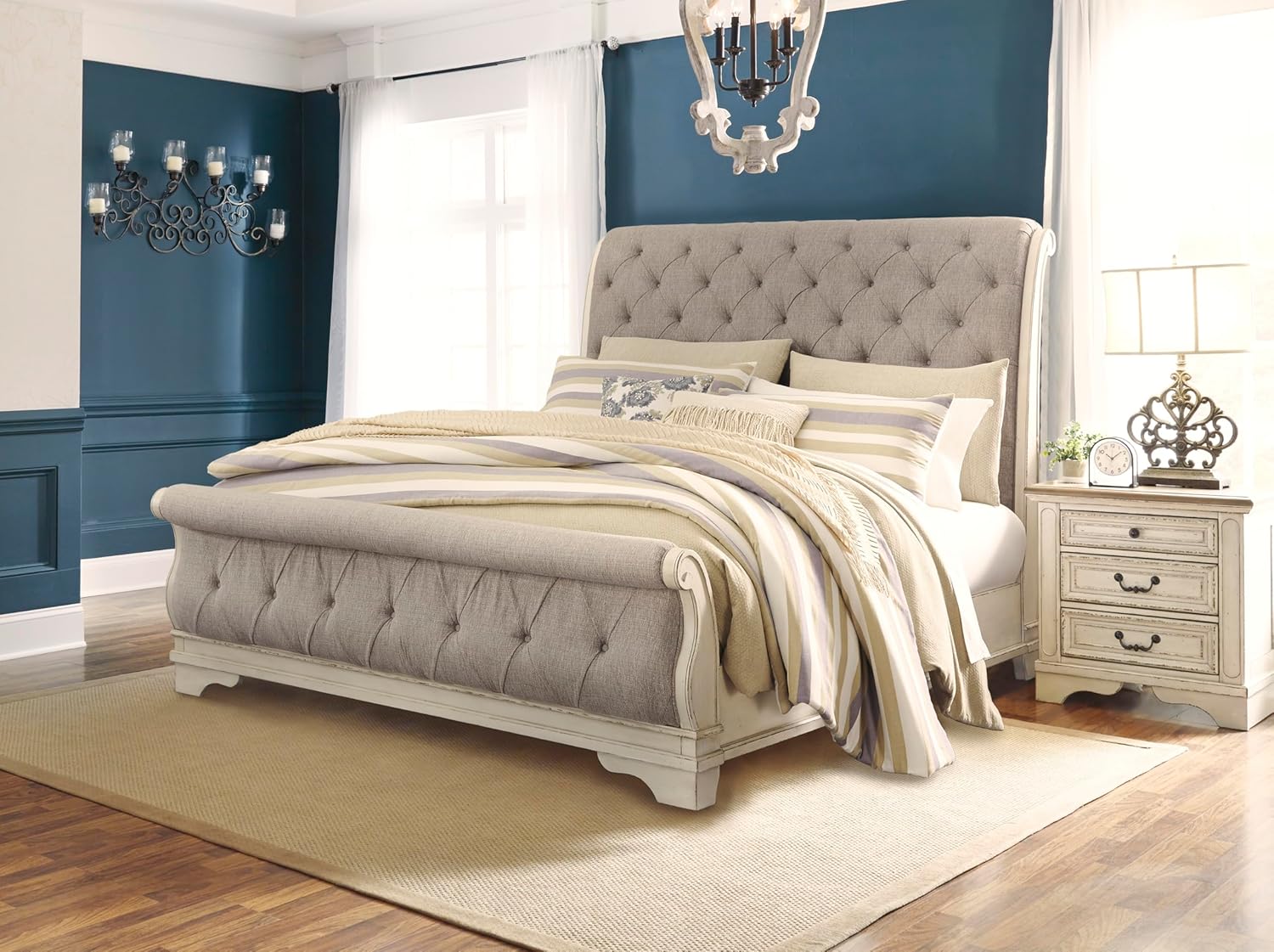 Signature Design by Ashley Realyn French Country - Mesita de noche de 3 cajones...