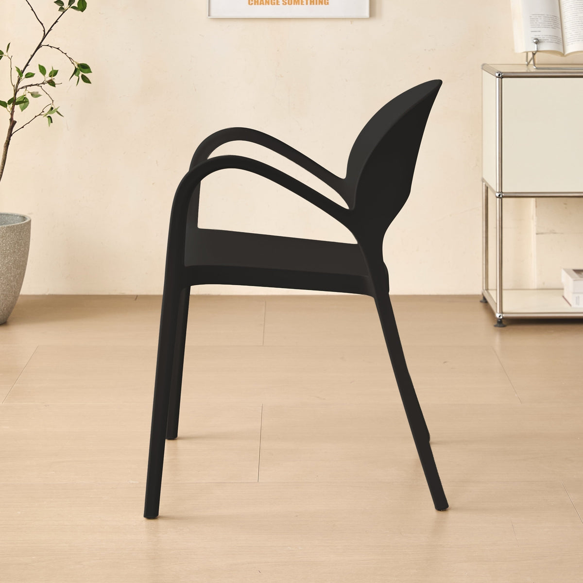 Set de 4 Sillas Bremen, Negra, con Espaldar, Reposa Brazos y Diseño Minimalista