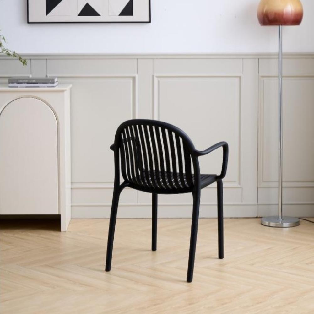 Silla Marruecos con Brazos, Negro, con Espaldar en Rayas y Diseño Minimalista