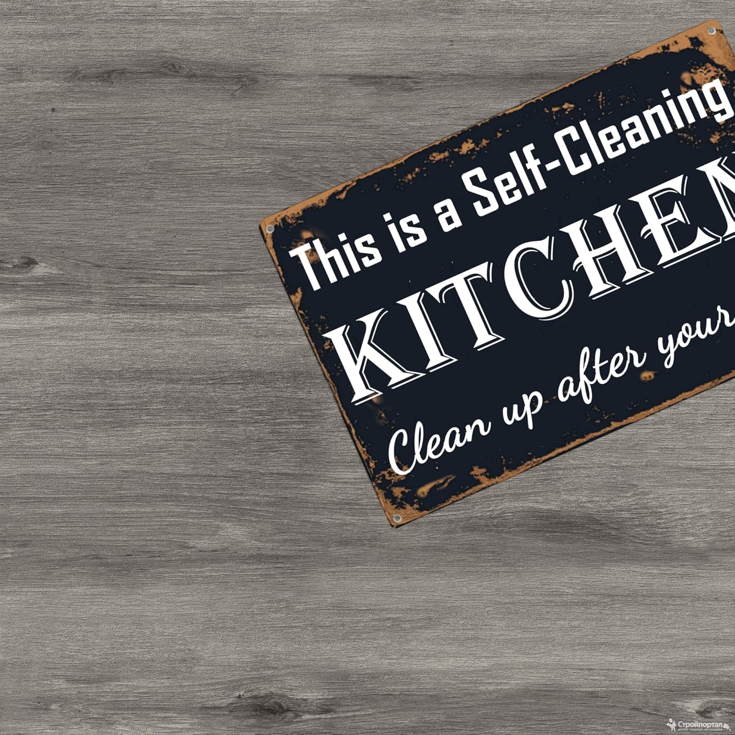 Letrero de metal vintage con texto en inglés "This is a Self-Cleaning Kitchen...