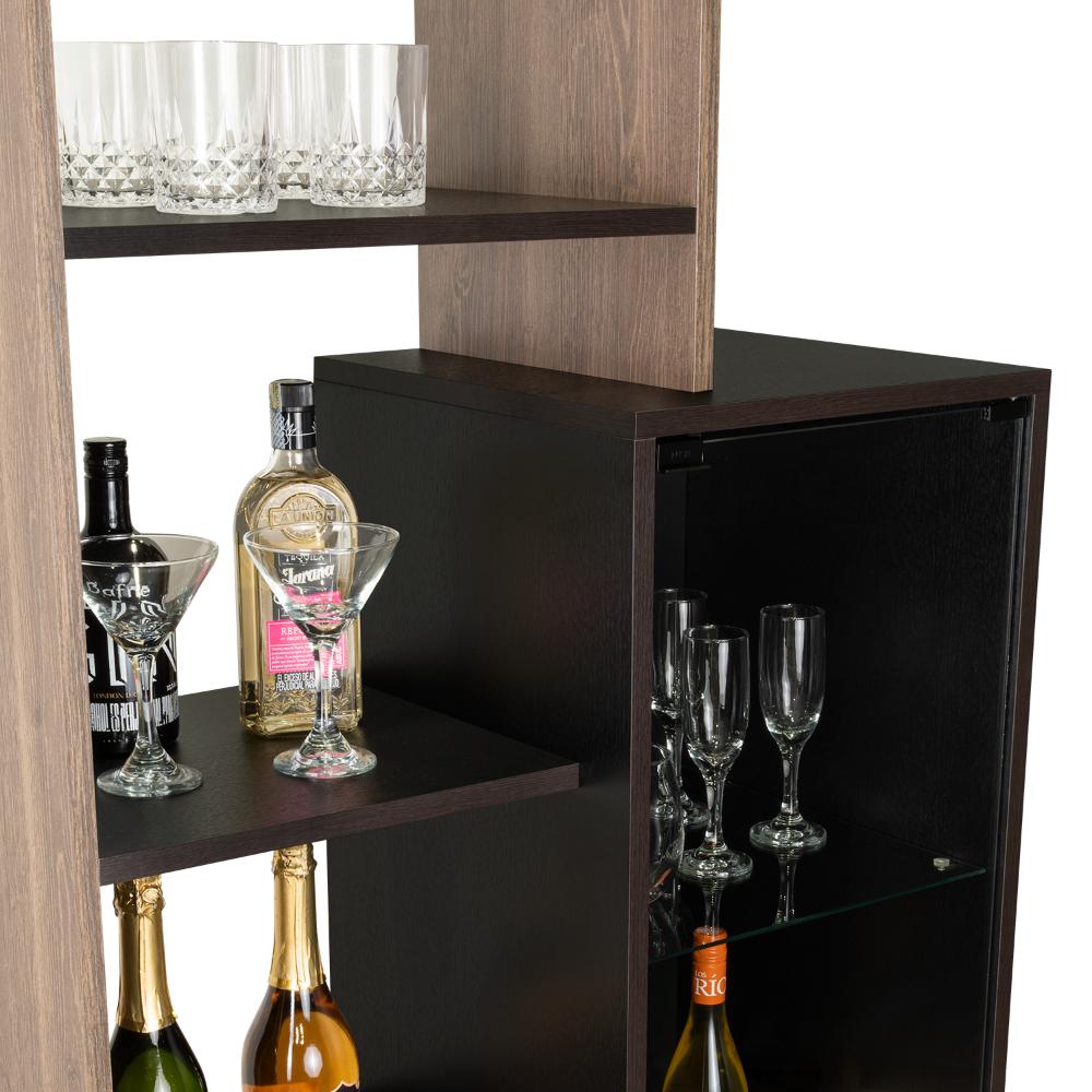 Bar Ozzy, Wengue y Milan, con espacio para organizar licores y vasos