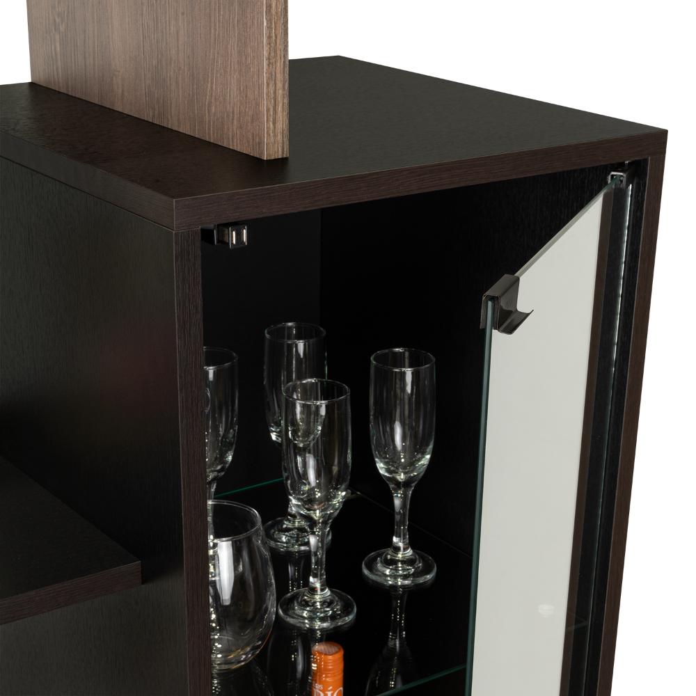 Bar Ozzy, Wengue y Milan, con espacio para organizar licores y vasos