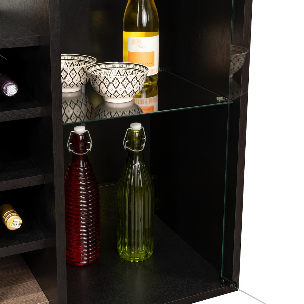 Bar Ozzy, Wengue y Milan, con espacio para organizar licores y vasos