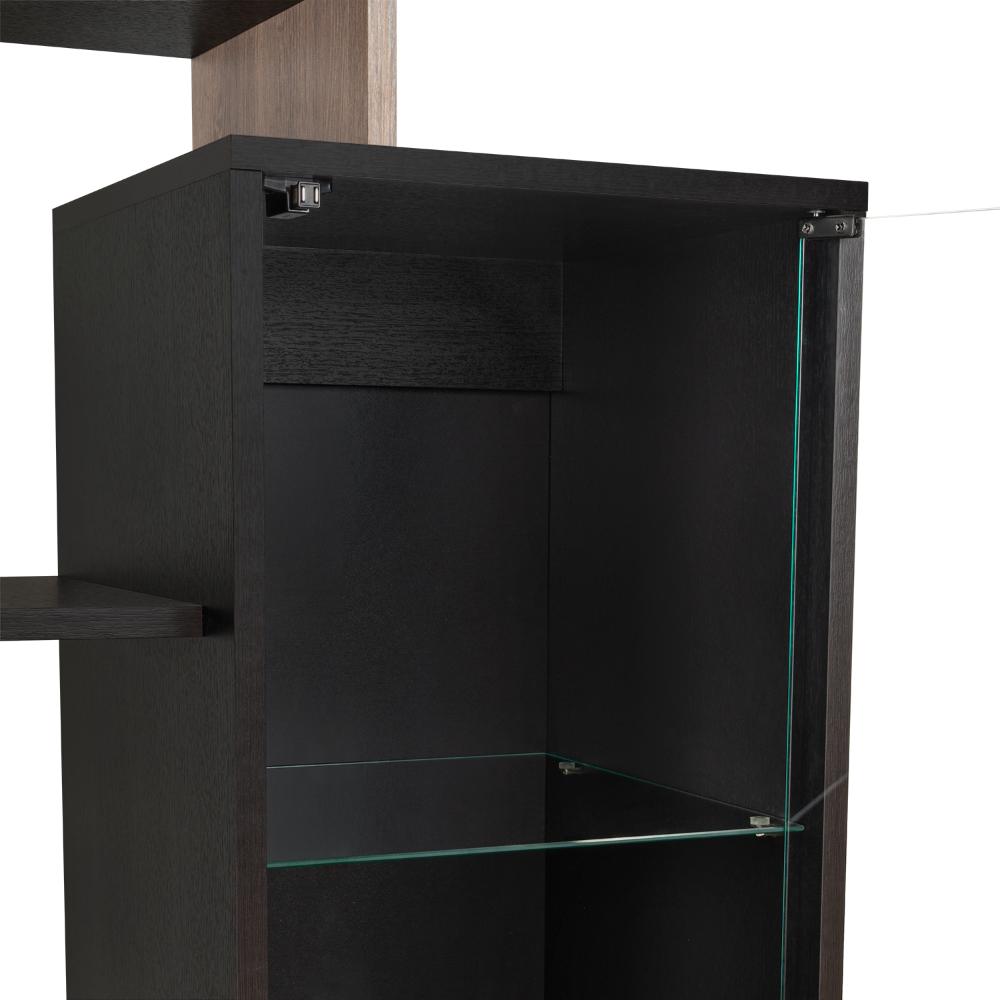 Bar Ozzy, Wengue y Milan, con espacio para organizar licores y vasos