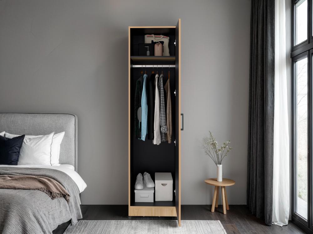 Closet Cley, Fresno Europeo y Wengue, con un tubo de acero cromado para colgar ropa