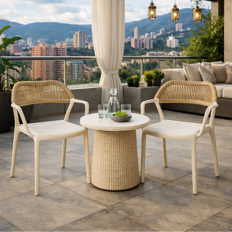 Silla con Brazos Bombay, Taupe Claro y Beige, con Espaldar en Cuerdas y Diseño Moderno