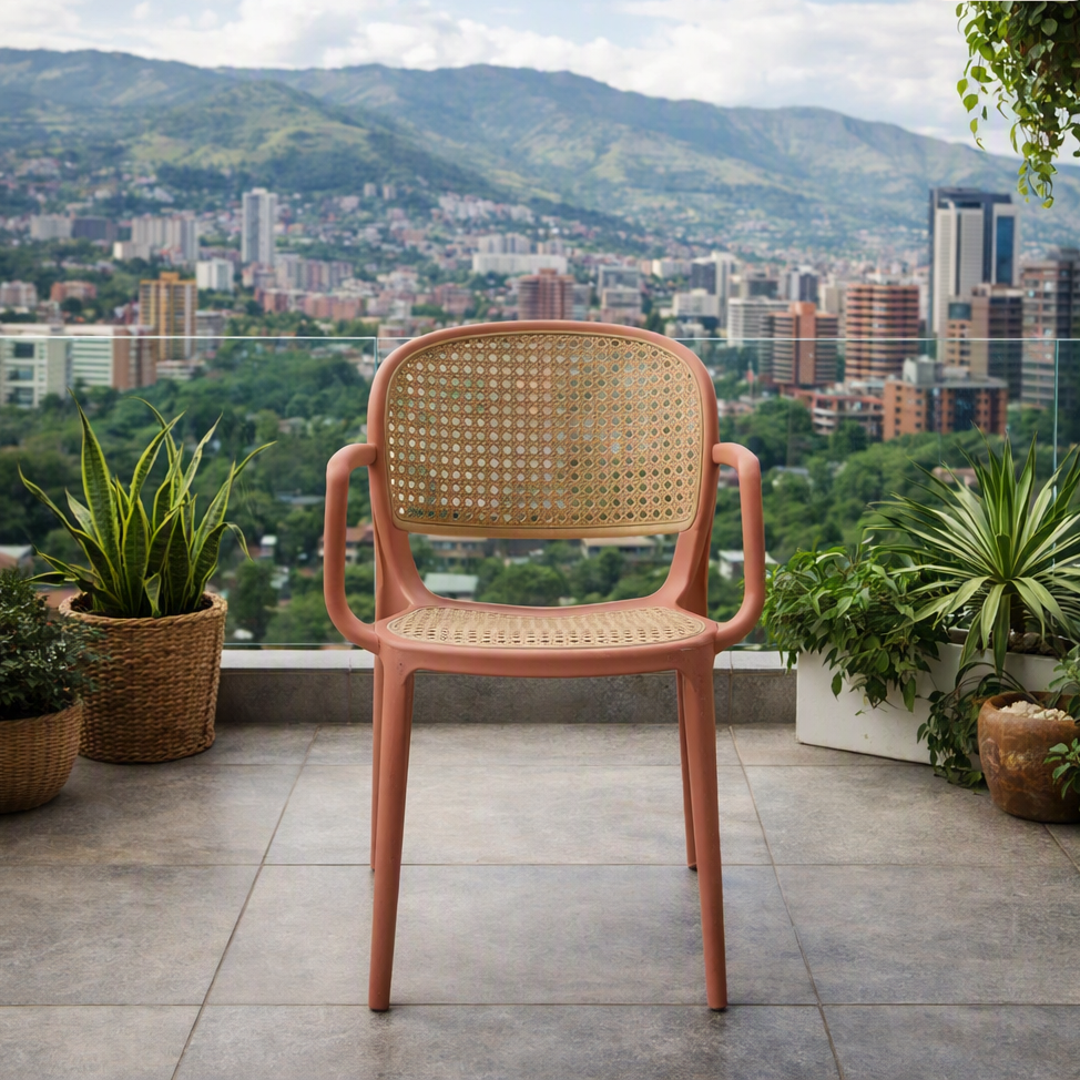 Silla con Brazos Nest, Color Salmón y Beige, con Espaldar y Asiento en Rejilla