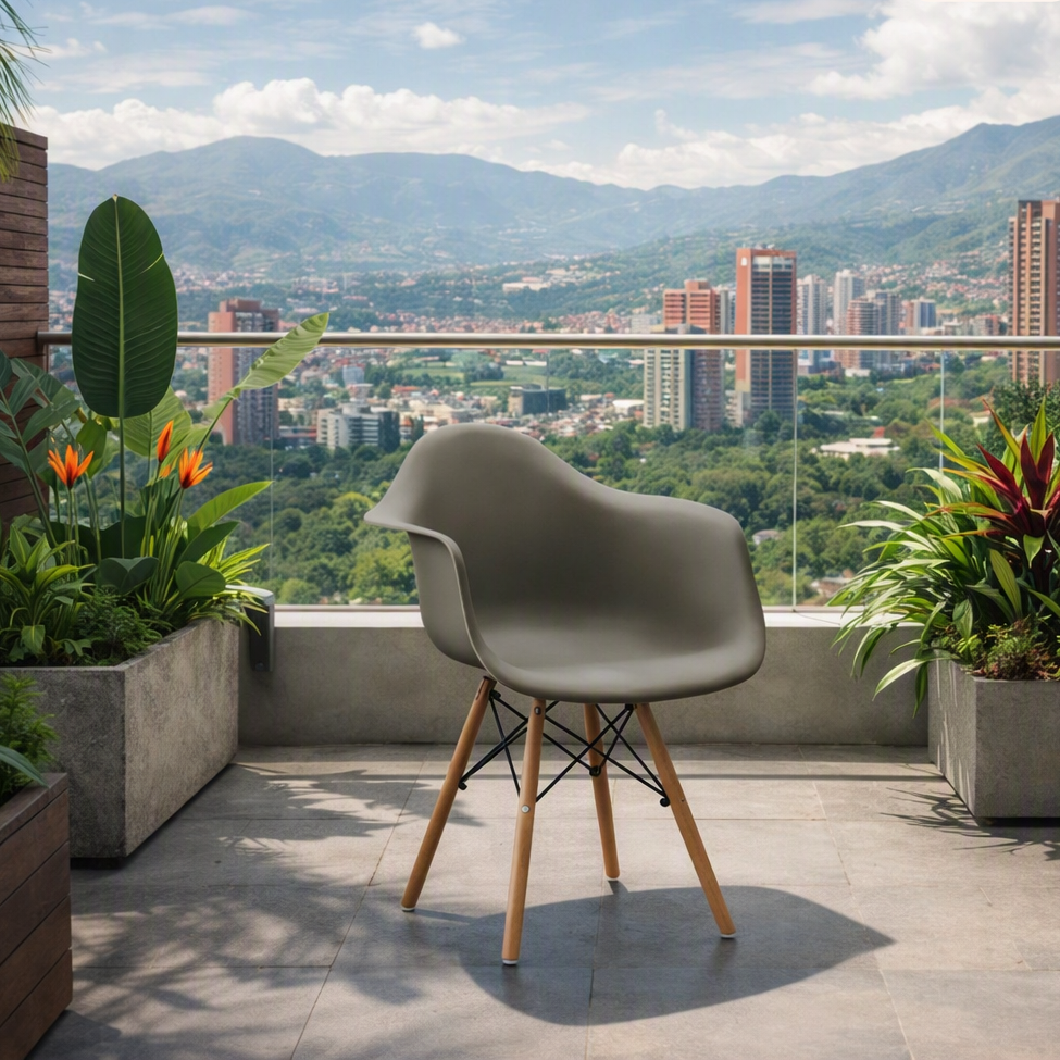 Silla Eymos , Color Taupe, con Espaldar y Patas en Madera