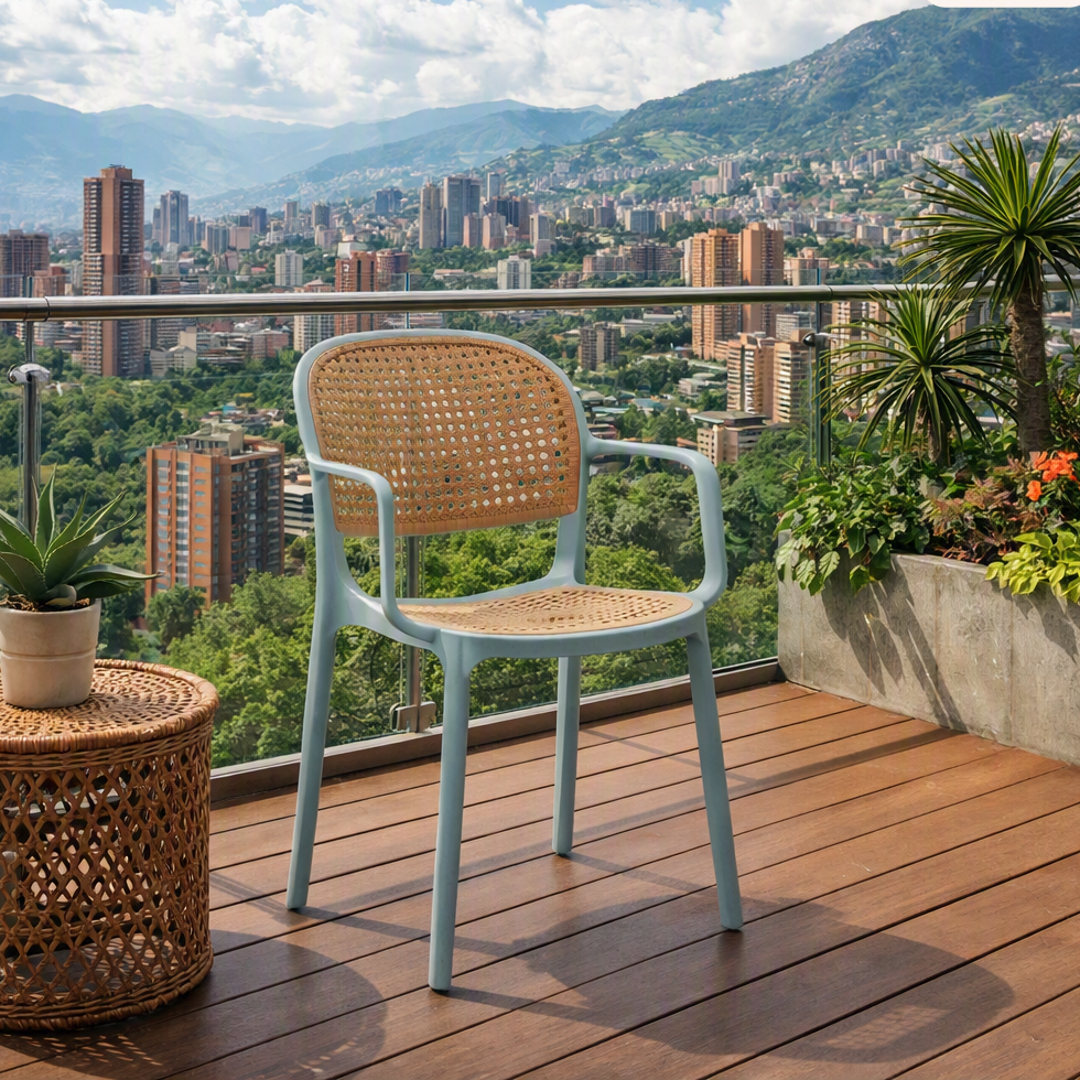 Silla con Brazos Nest, Color Azul Claro y Beige, con Espaldar y Asiento en Rejilla