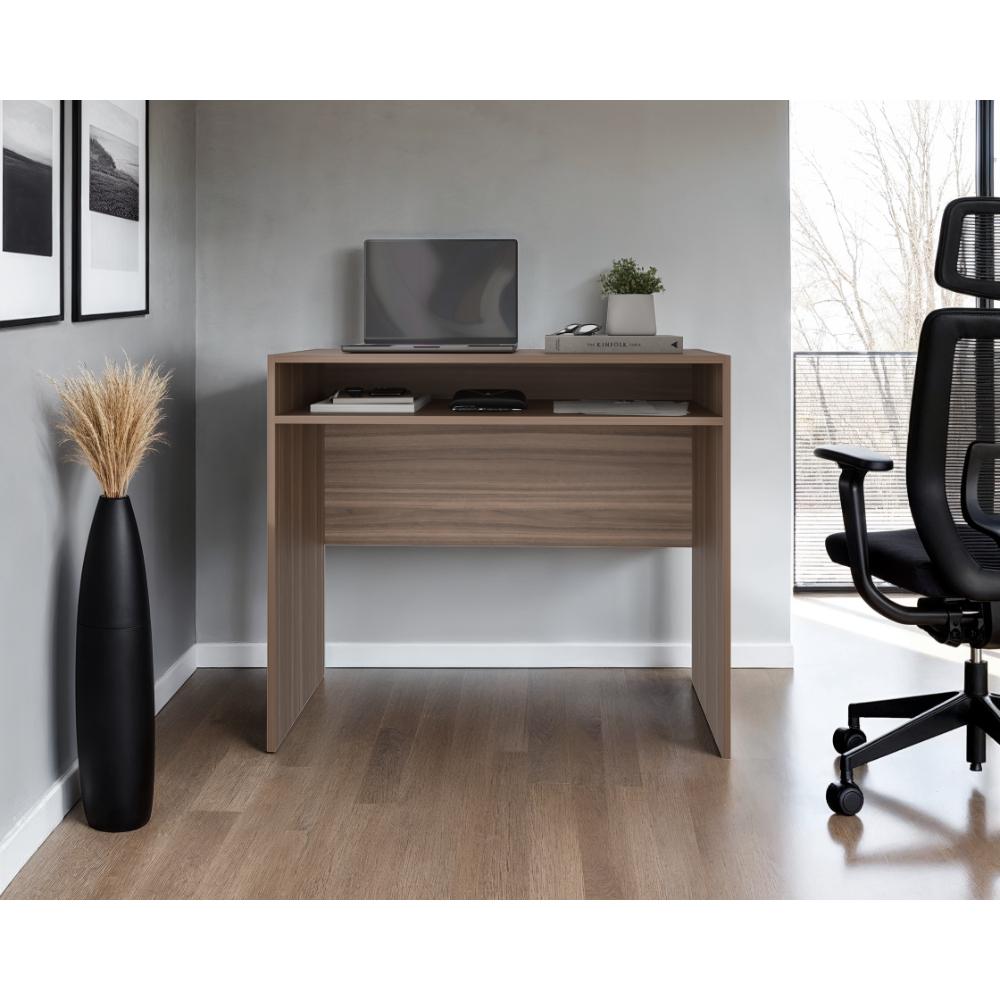 Escritorio Estelar, Avellana, Cuenta con un entrepaño en la parte inferior para ubicar objetos