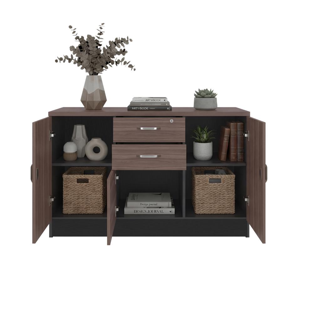 Mesa Auxiliar Nakarat, Avellana y Wengue, con tres puertas espacios para colocar y almacenar objetos